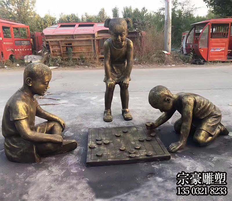 下象棋的小孩，鑄銅孩童童趣場景雕塑